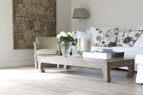 Møblert stue med heltre lamellgulv